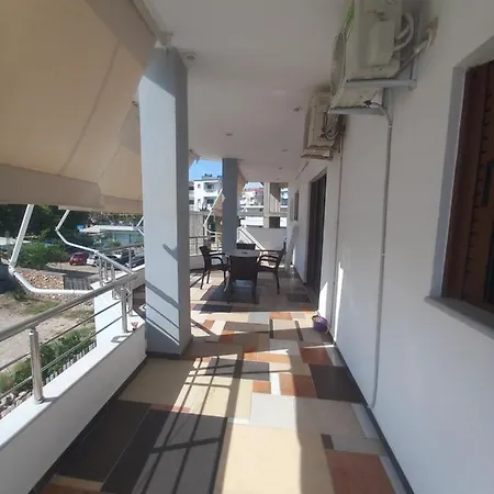 Arjana & Nelaj Appartement *